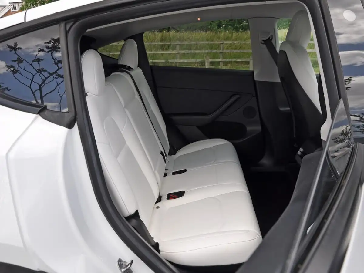 2022-tesla-model-y-e-long-range-big-45