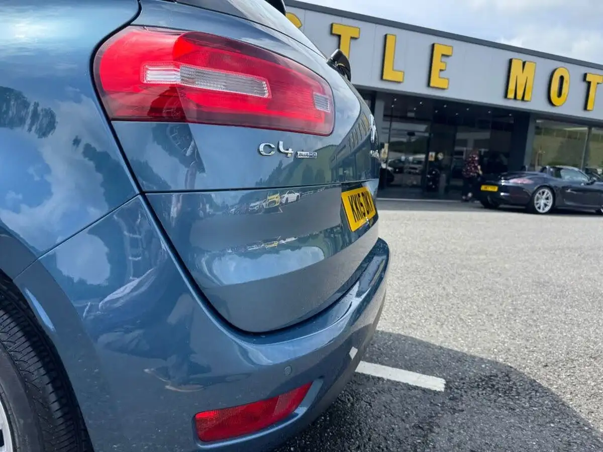 2015-citroen-c4-picasso-16bluehdi-vtr-120ps-big-28
