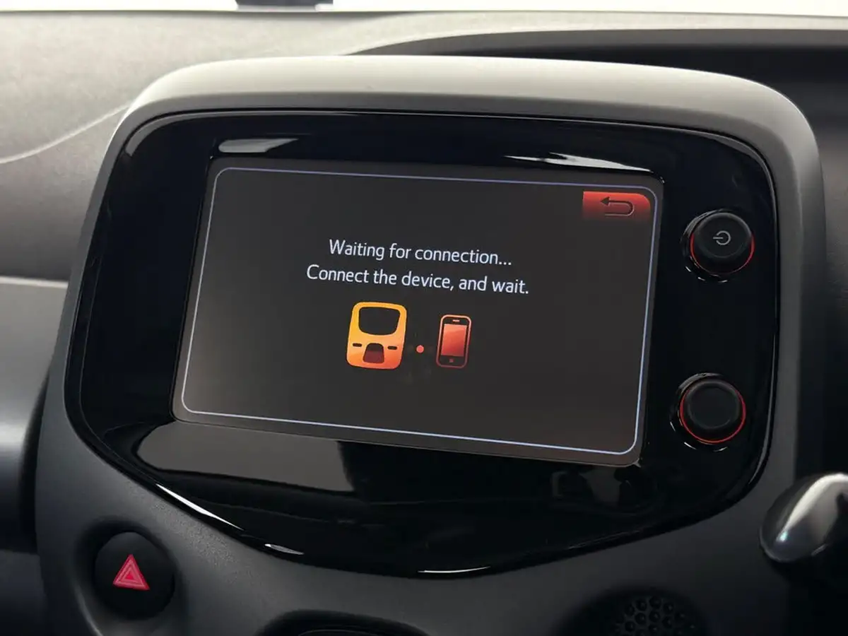 2018-toyota-aygo-10-vvt-i-x-play-68bhp-tss-5d-x-shift-big-30