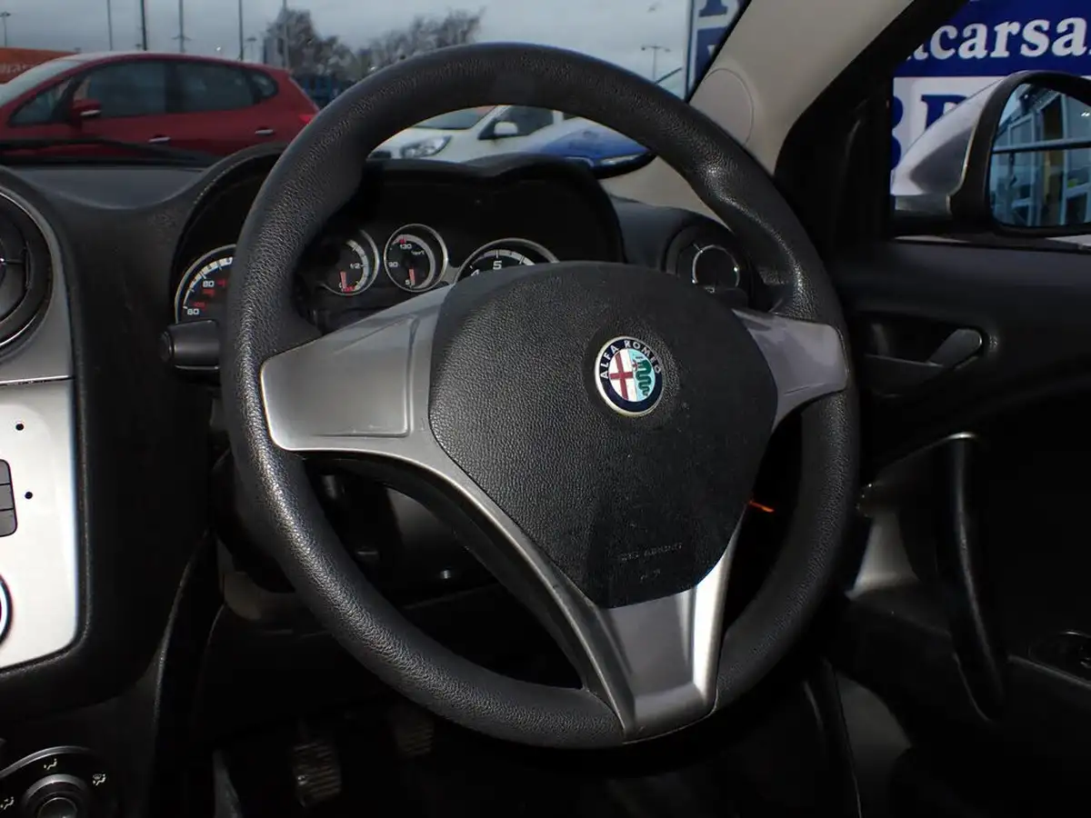 2009-alfa-romeo-mito-14-turismo-16v-big-9