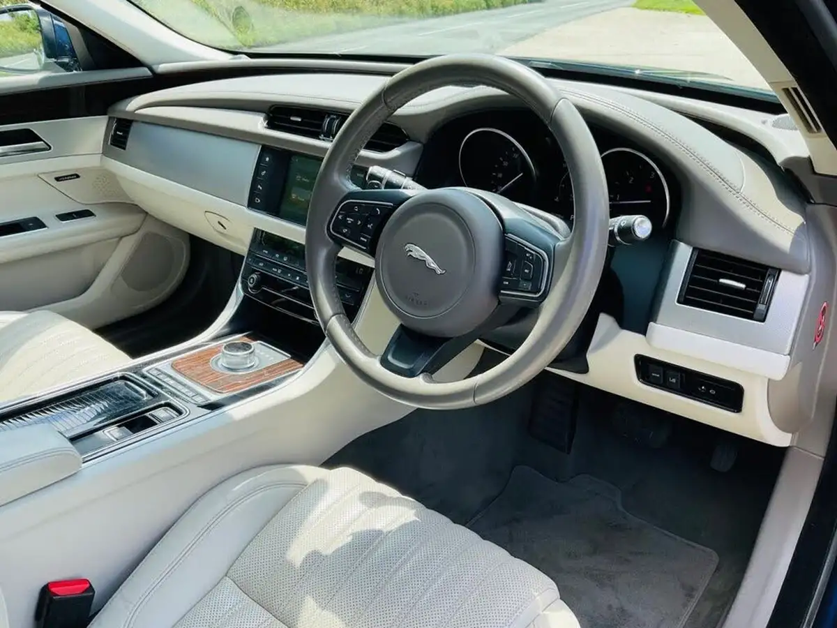 2015-jaguar-xf-20td-portfolio-180ps-auto-big-19