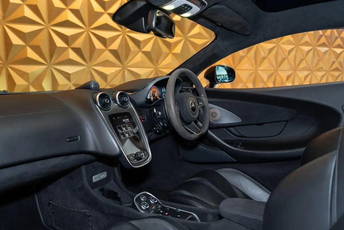 2018-mclaren-570gt-38-big-35