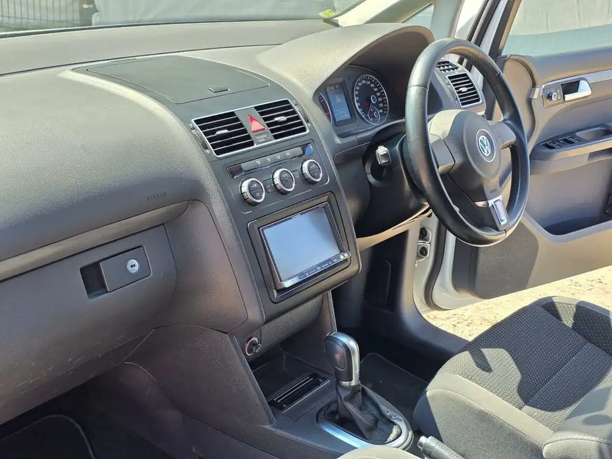 2014-volkswagen-touran-big-20