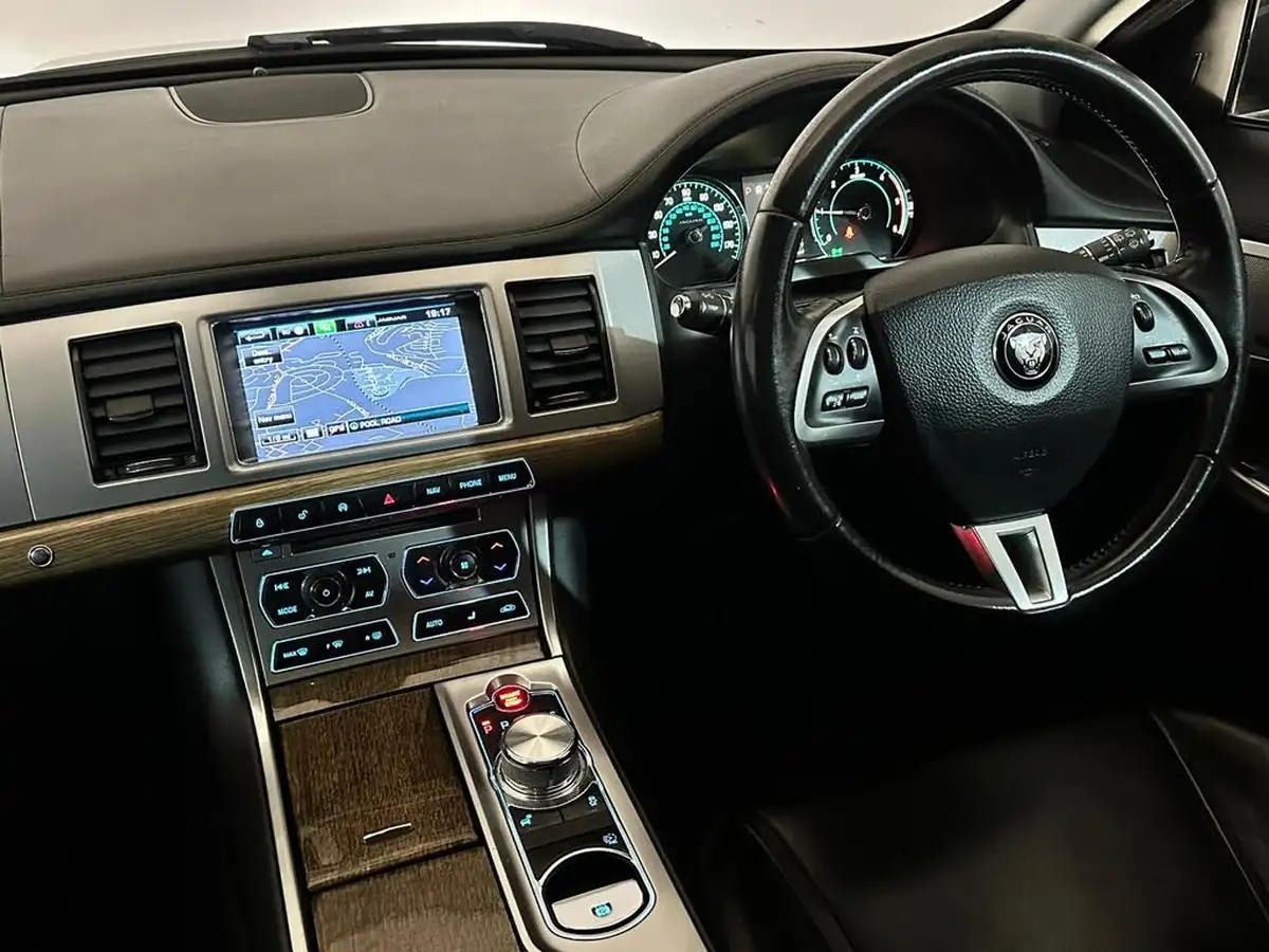 2014-jaguar-xf-22td-premium-luxury-200ps-sportbrake-5d-big-11