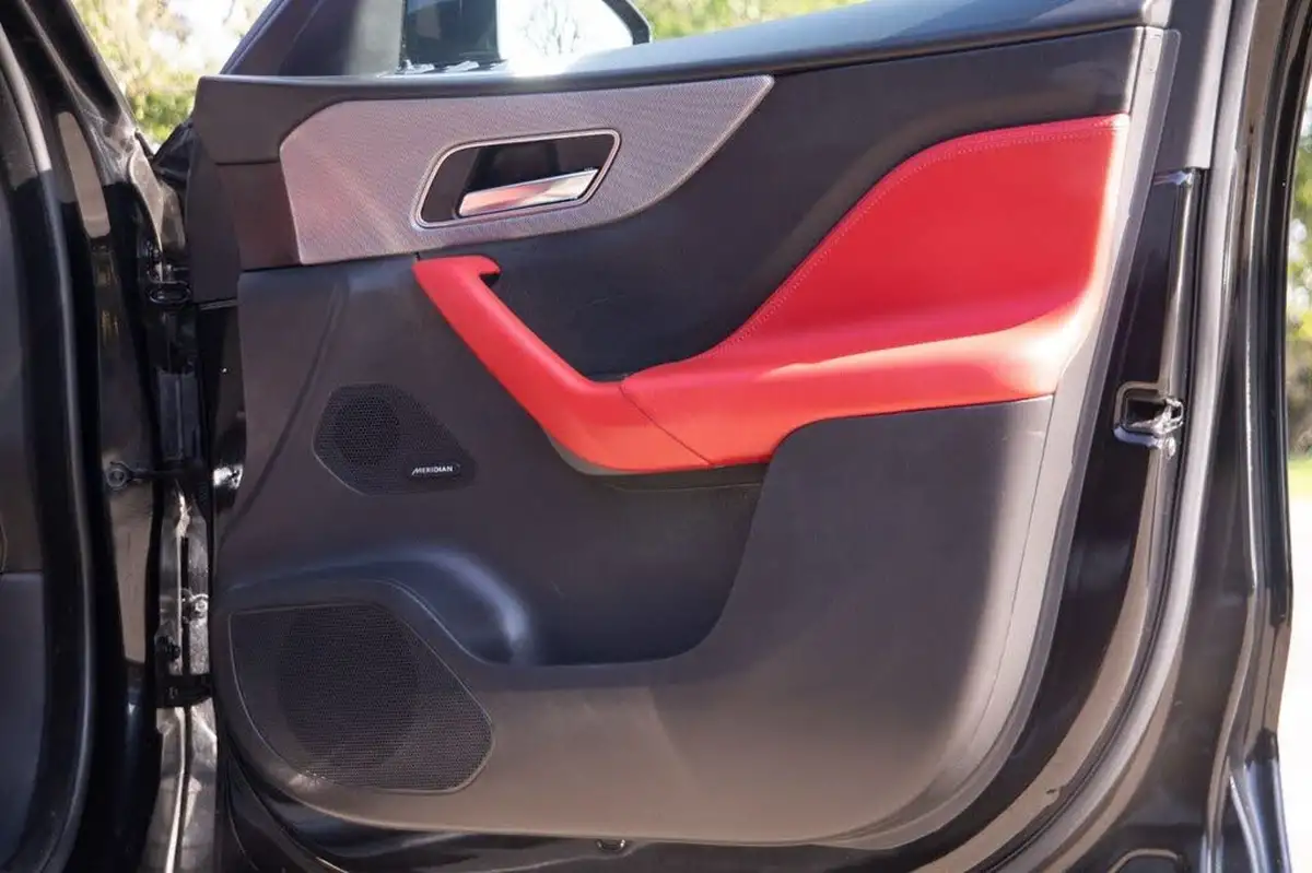 2019-jaguar-f-pace-20-i4d-chequered-flag-180ps-big-28