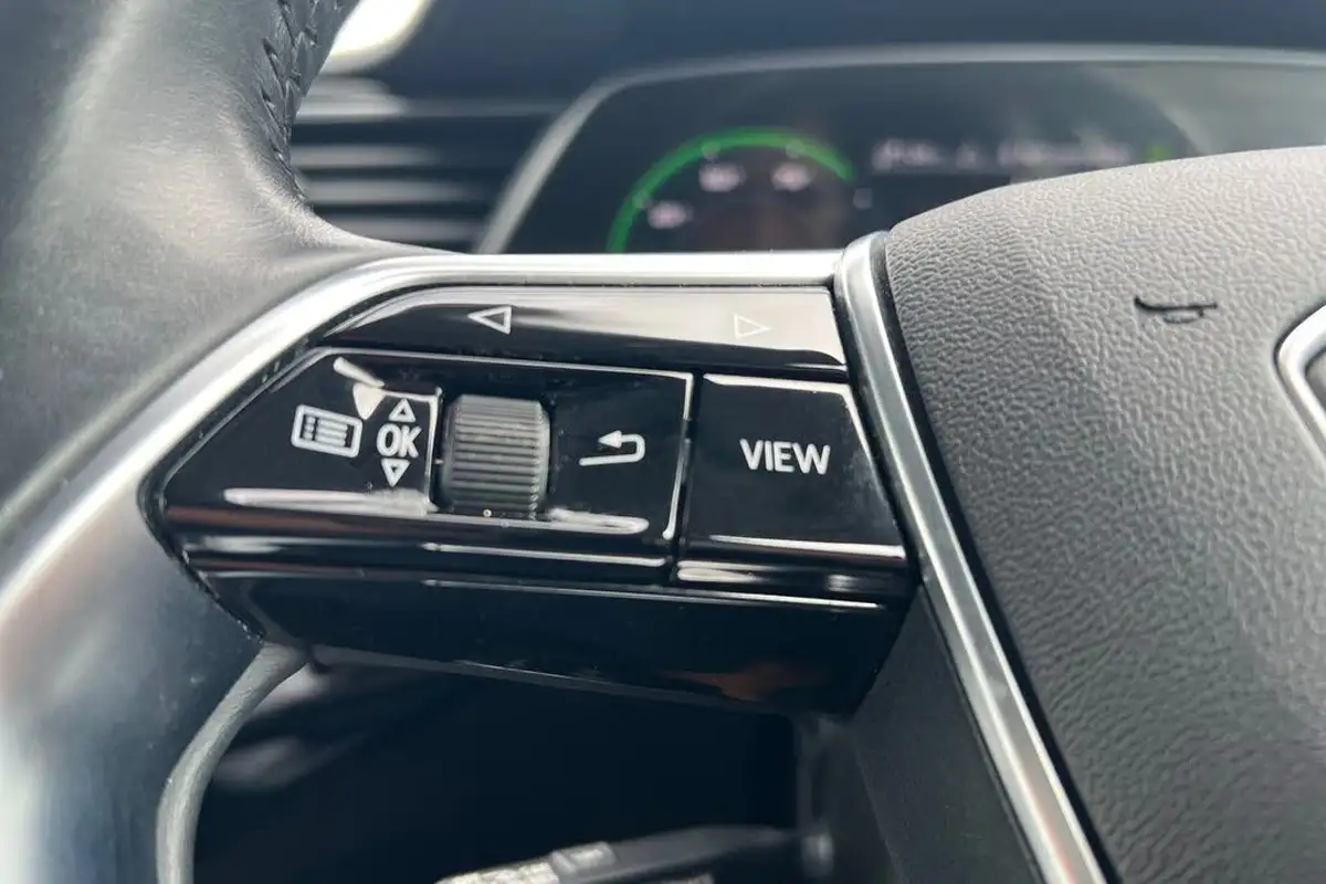 2019-audi-e-tron-55e-launch-edition-big-30