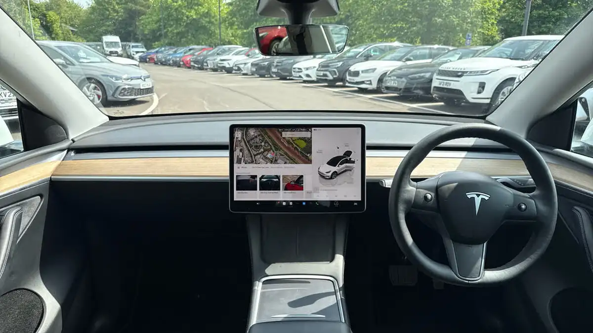 2022-tesla-model-y-e-long-range-big-10