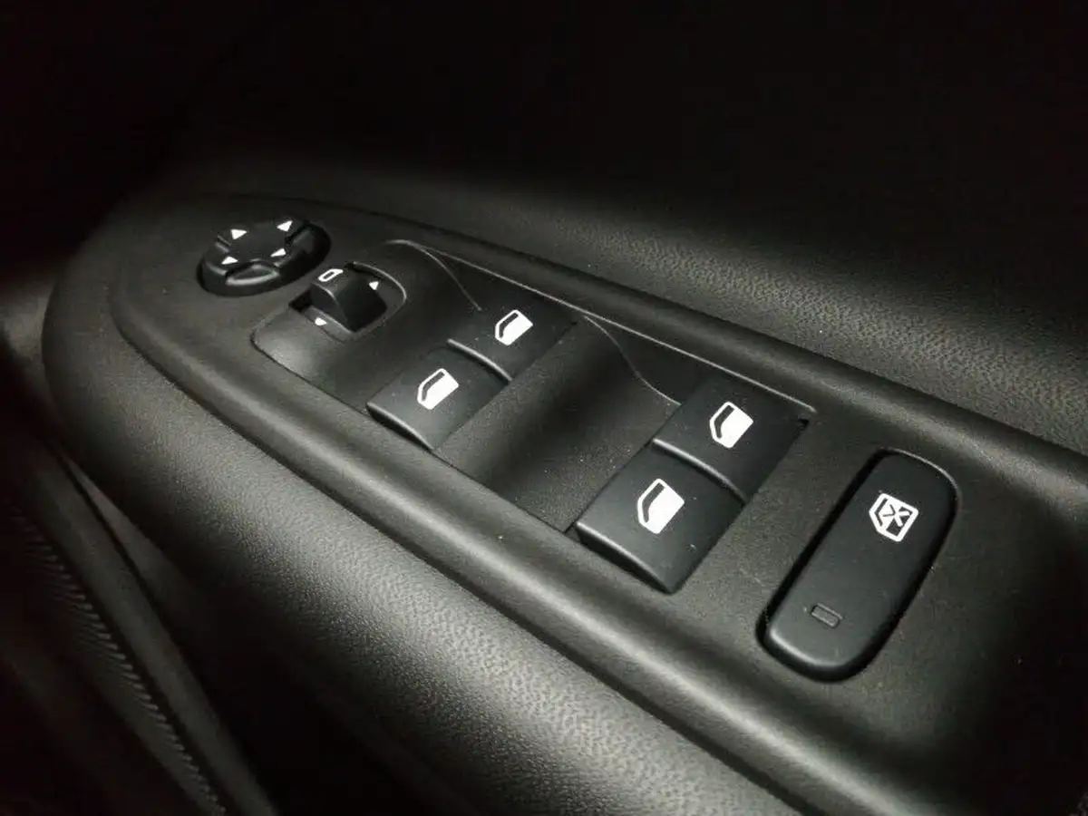 2025-jeep-avenger-12-gse-altitude-big-14