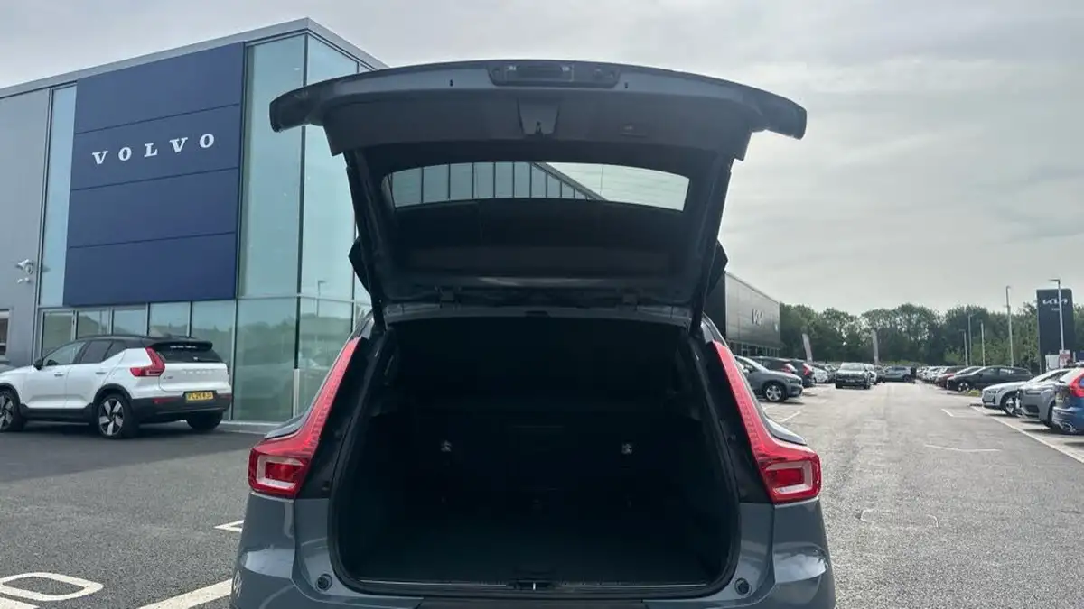 2020-volvo-xc40-20td-d4-r-design-big-12