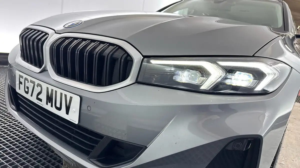 2022-bmw-3-series-20-330e-sport-touring-5d-big-33
