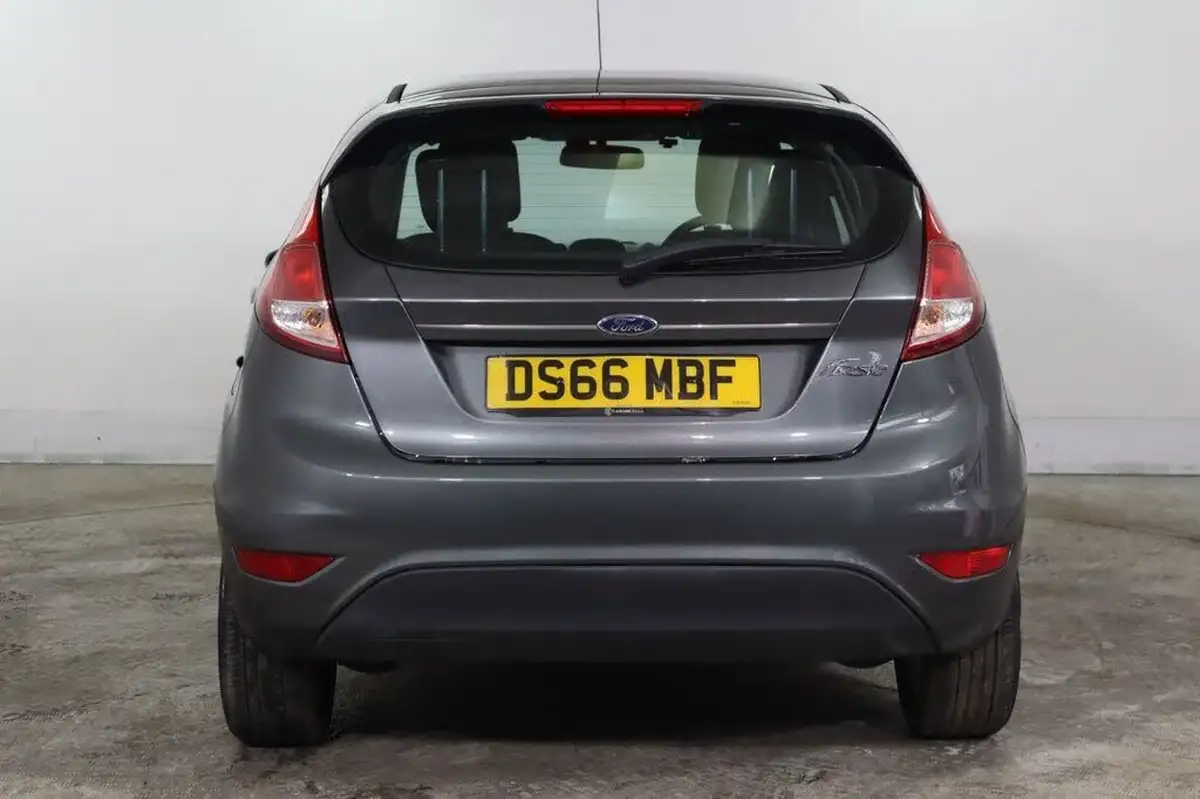 2016-ford-fiesta-125-zetec-5d-big-3