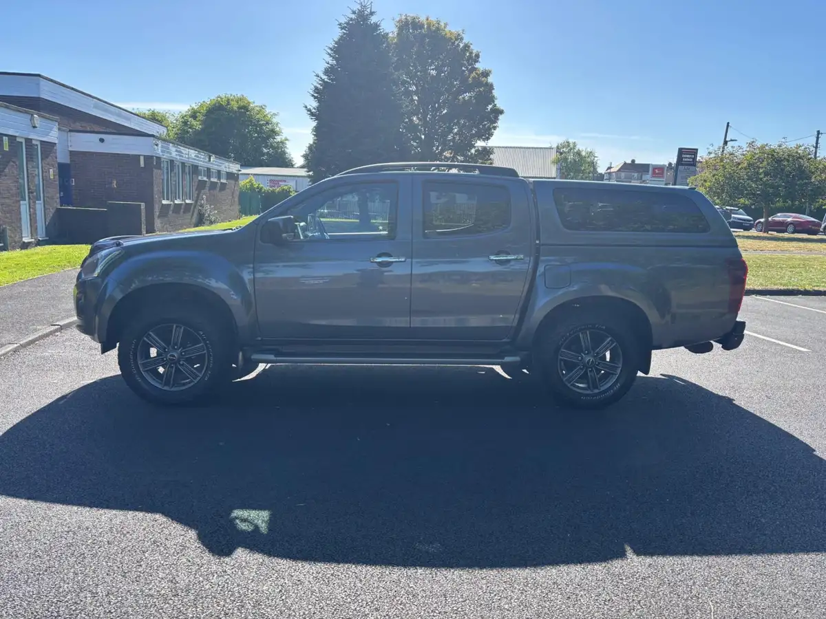 2019-isuzu-d-max-19td-blade-auto-big-3
