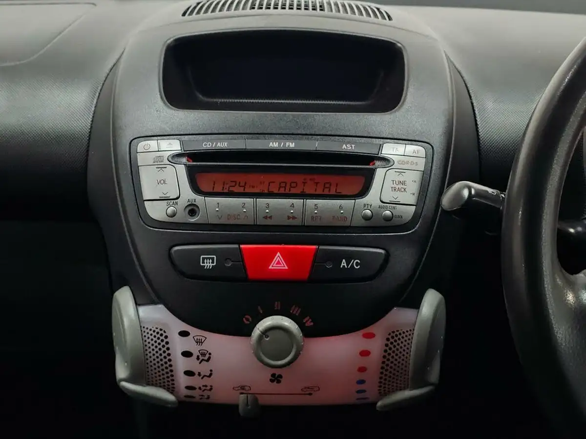 2013-toyota-aygo-10-aygo-fire-5d-big-58