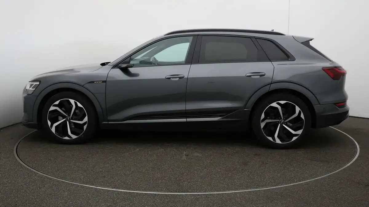 2022-audi-e-tron-50e-black-edition-station-wagon-big-64