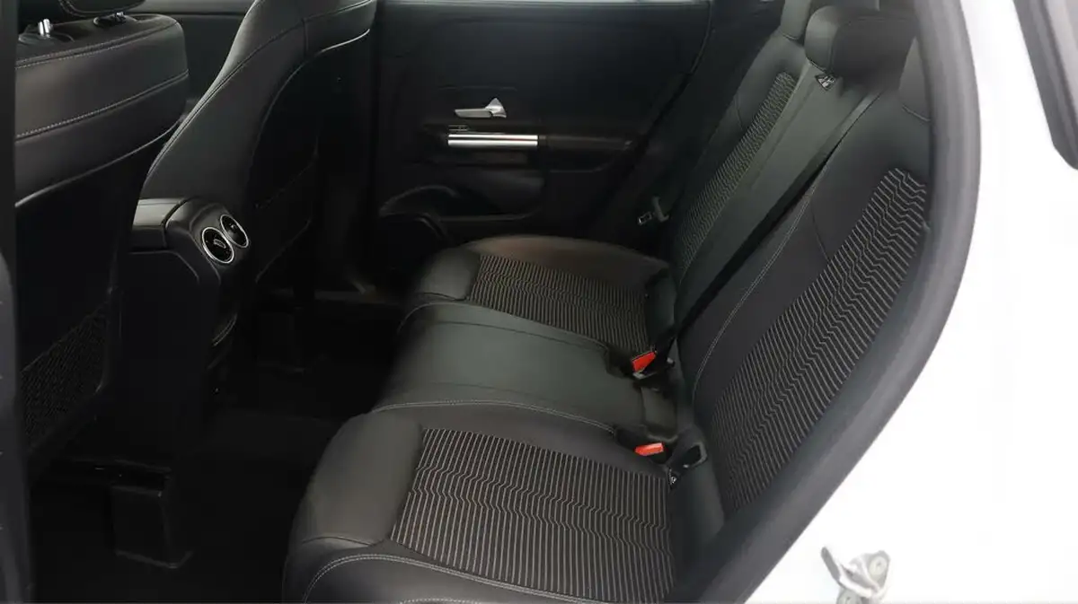 2021-mercedes-benz-gla-class-13-gla-200-sport-big-15