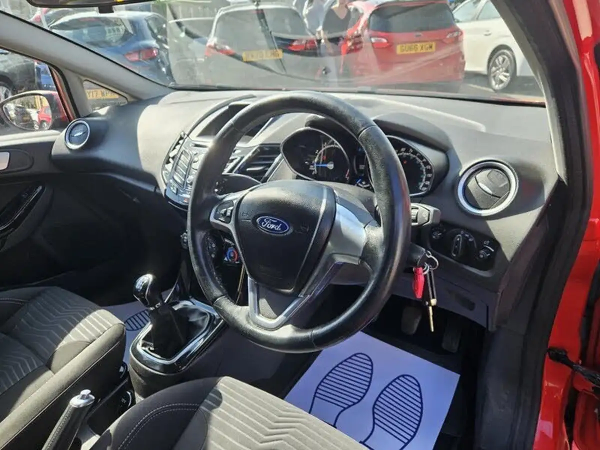 2015-ford-fiesta-125-zetec-5d-big-23