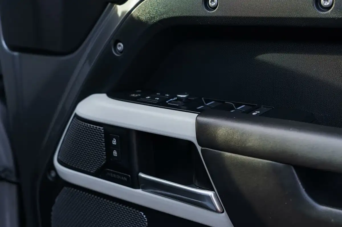 2021-land-rover-110-defender-30-d250-hse-big-21