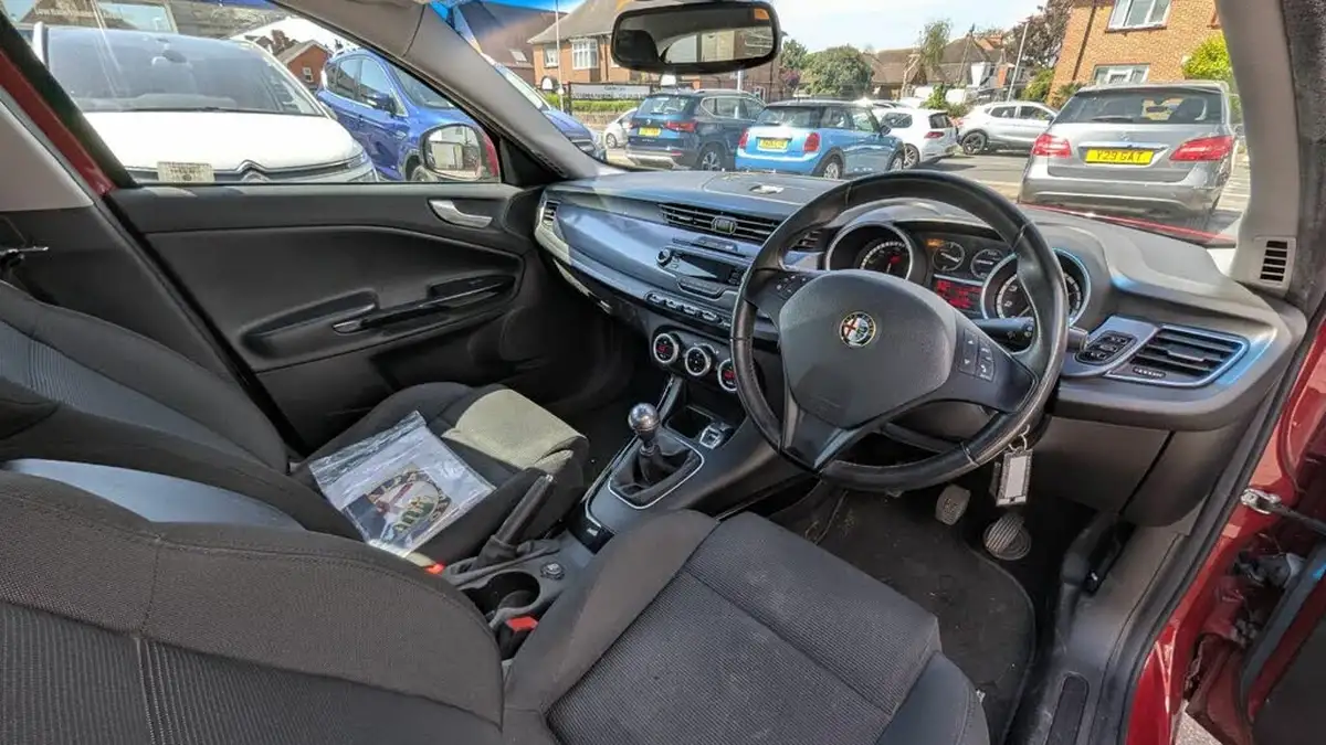 2013-alfa-romeo-giulietta-14-lusso-tb-multiair-170bhp-big-11