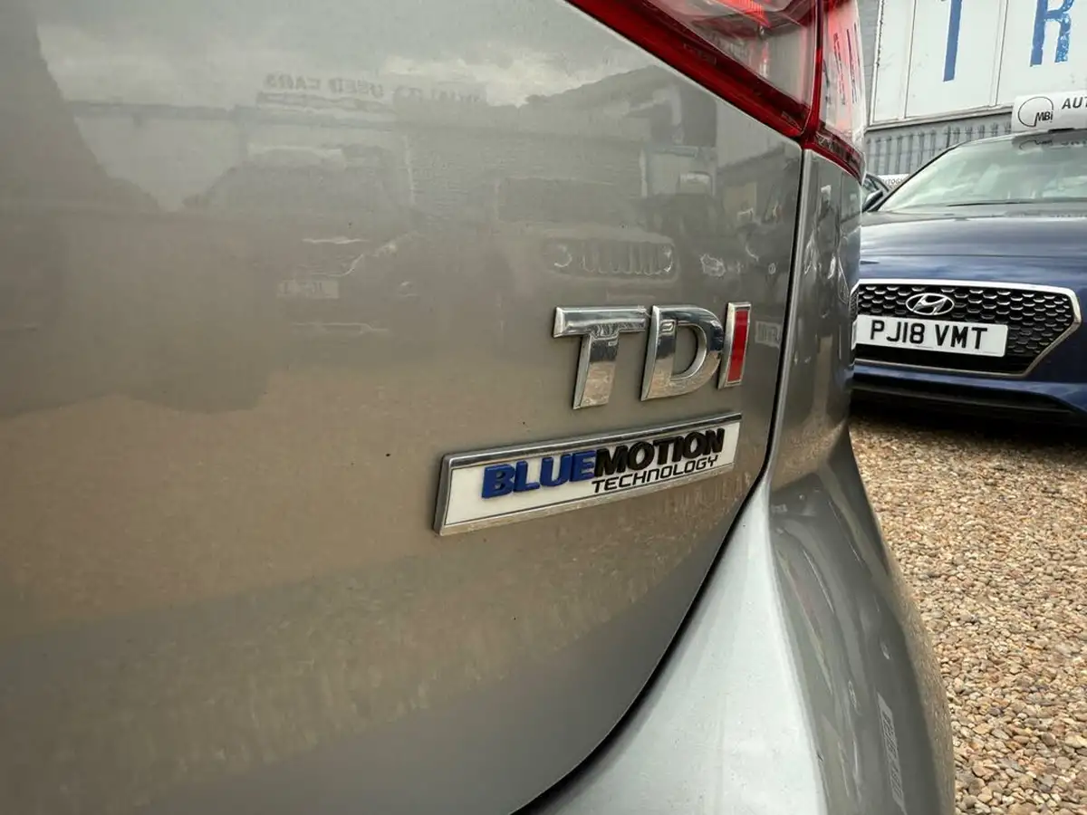 2015-volkswagen-golf-16tdi-match-105ps-bmt-ss-5d-big-13