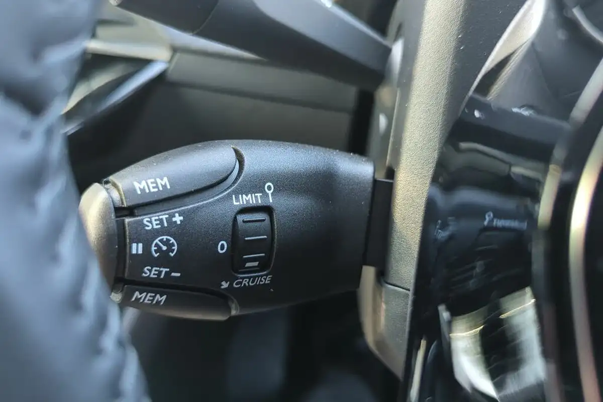 2025-peugeot-208-12-puretech-allure-big-25