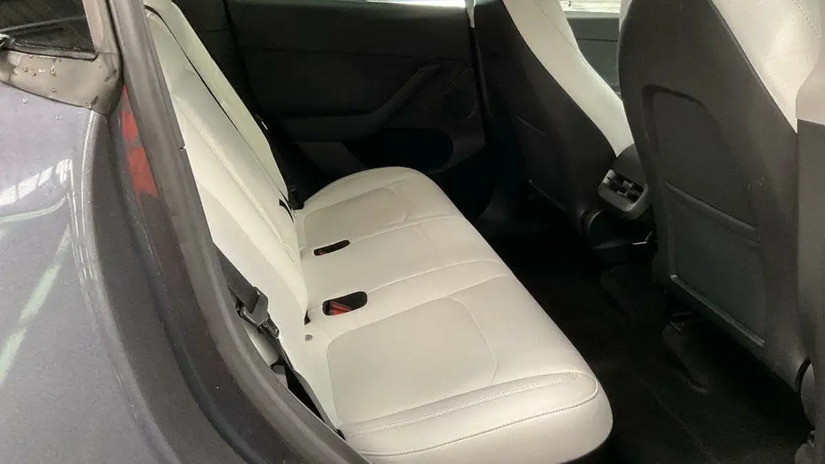 2023-tesla-model-y-e-long-range-big-9