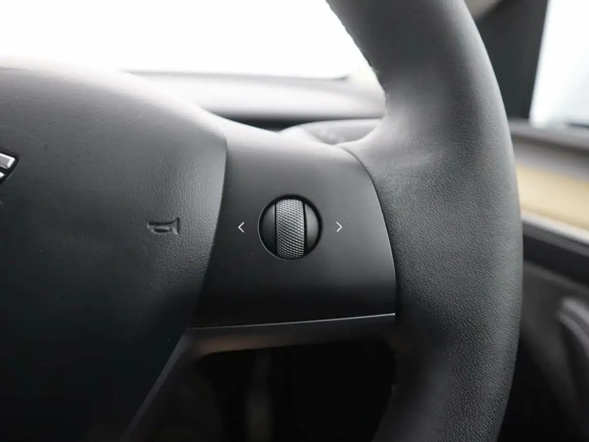2022-tesla-model-y-e-long-range-big-36