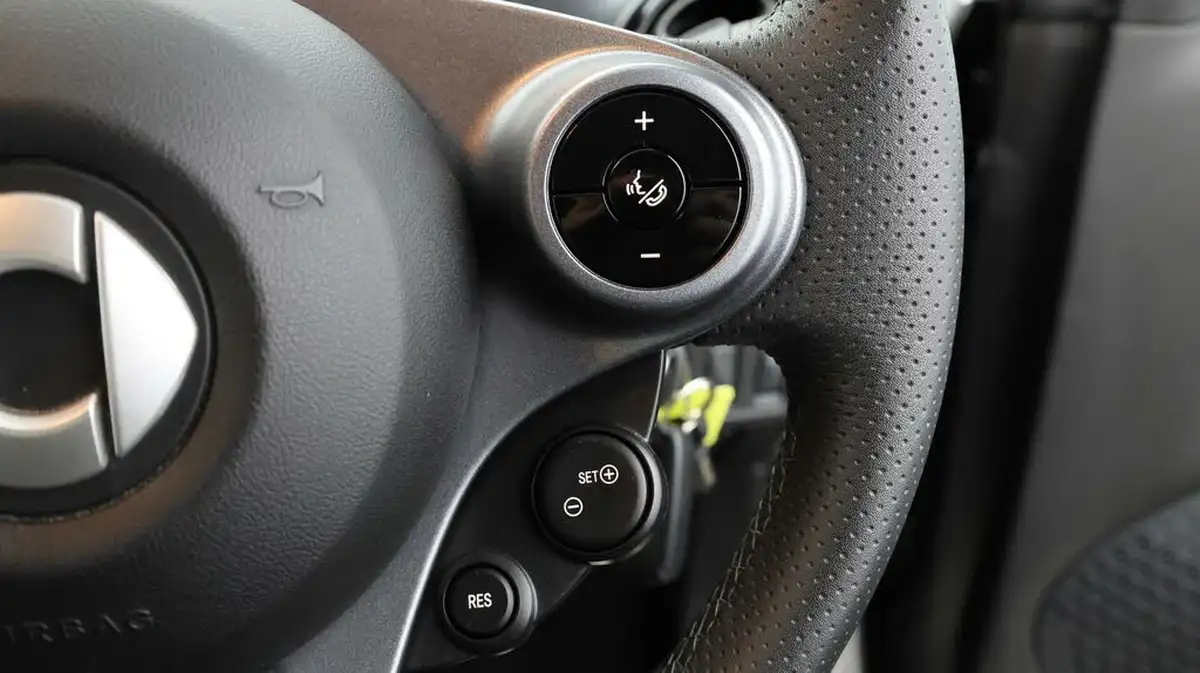 2020-smart-fortwo-eq-pulse-premium-cabriolet-big-23