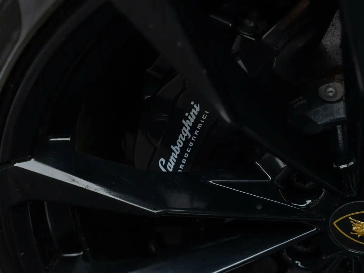 2022-lamborghini-urus-40-no-trim-big-37