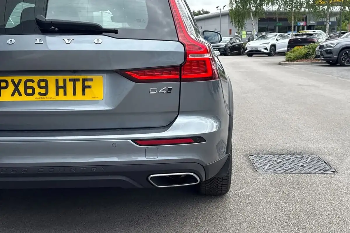 2019-volvo-v60-20td-d4-cross-country-big-25