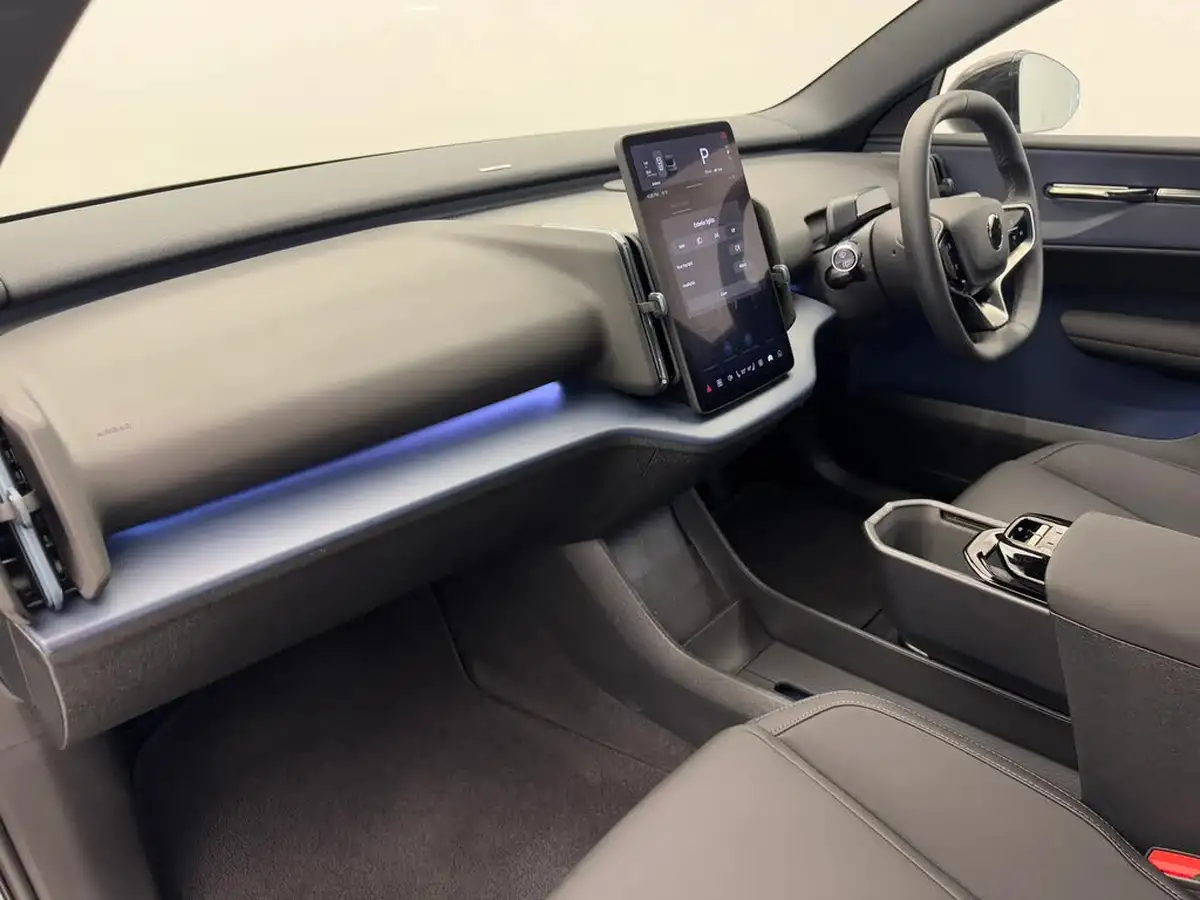 2024-volvo-ex30-e-single-motor-plus-extended-range-big-18