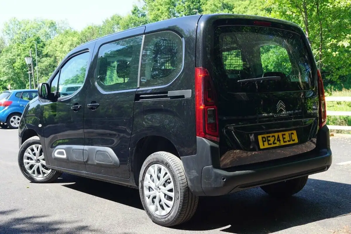 2023-citroen-berlingo-12-puretech-feel-m-size-big-1