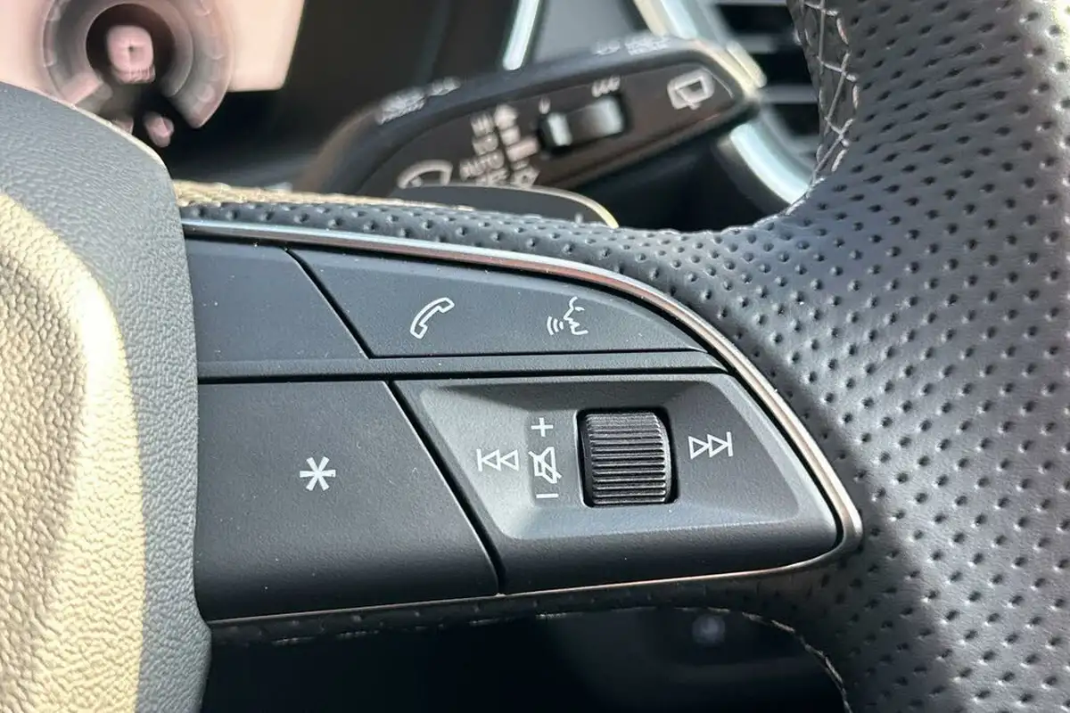 2025-audi-q5-20-50-tfsi-e-black-edition-station-wagon-big-16