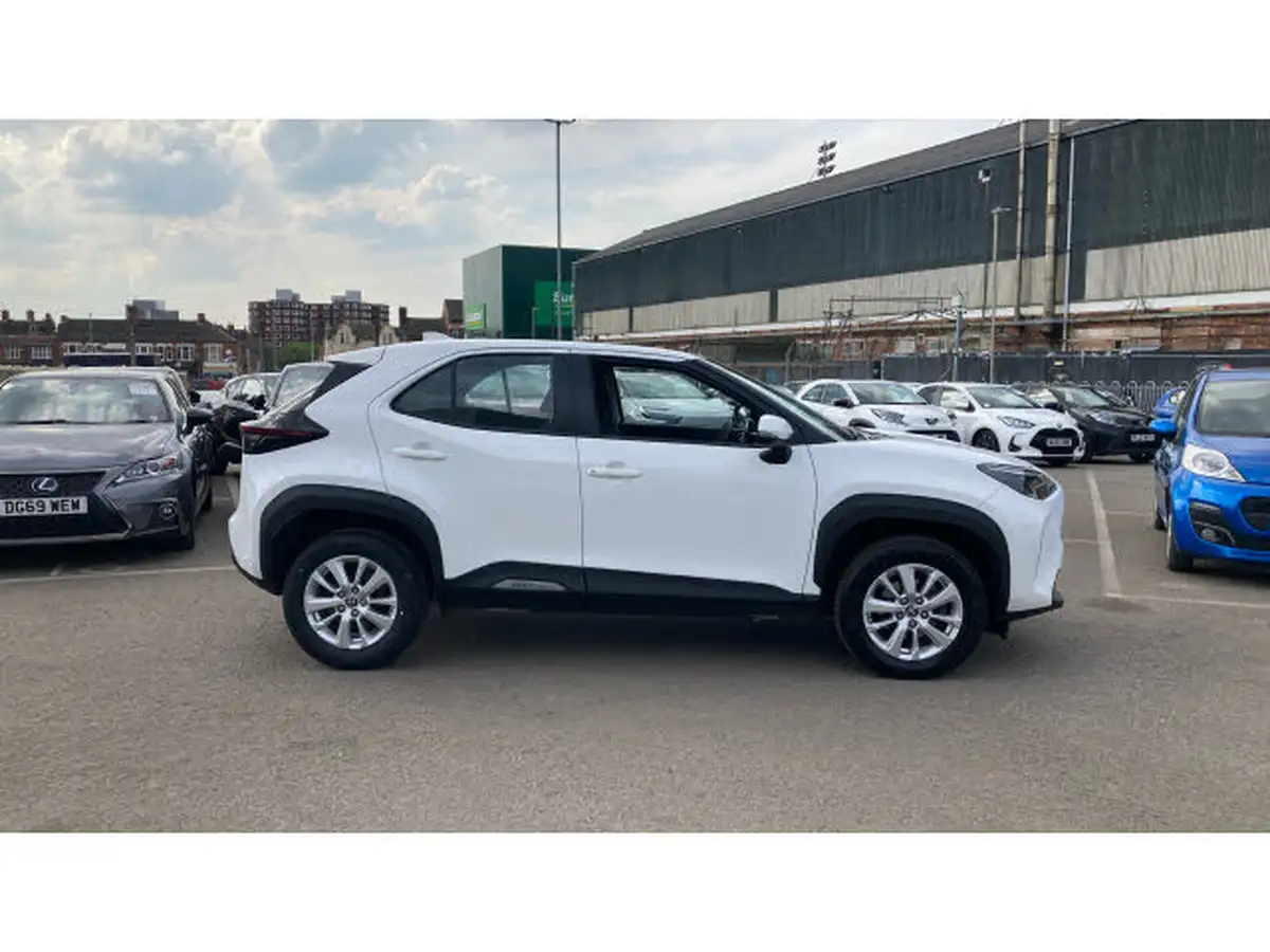 2022-toyota-yaris-cross-15-vvt-i-icon-big-15
