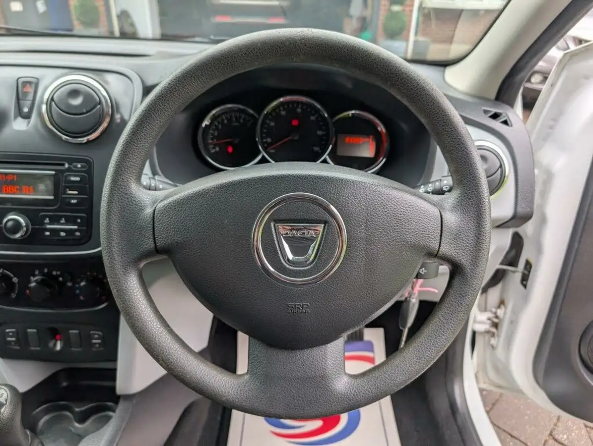 2014-dacia-sandero-12-ambiance-big-28