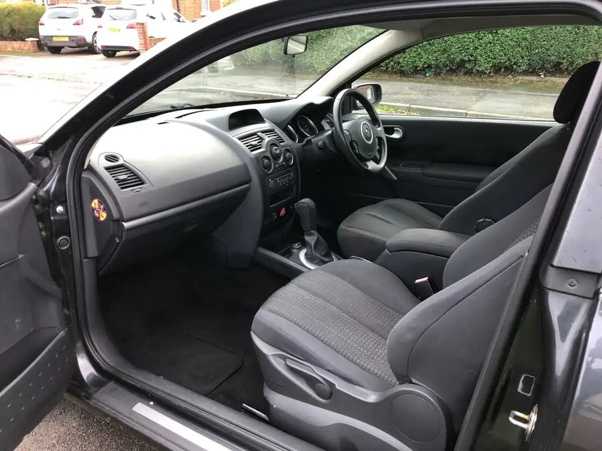 2009-renault-megane-16-dynamique-vvt-111bhp-hatchback-3d-big-23