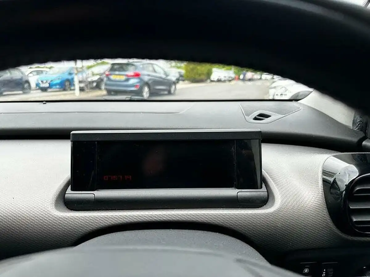 2015-citroen-c4-cactus-16bluehdi-flair-big-29