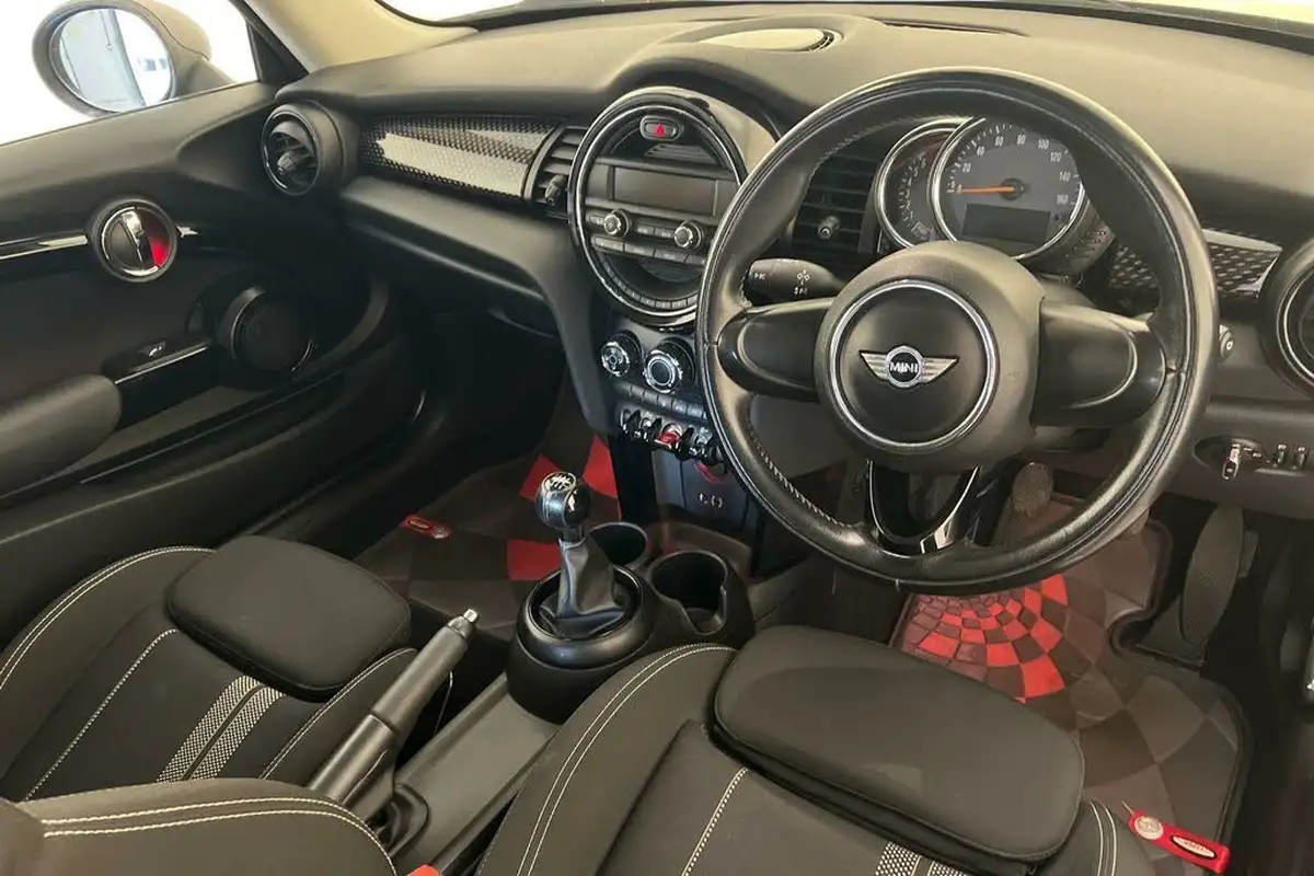 2017-mini-cooper-20-cooper-s-chili-ss-hatchback-3d-big-5