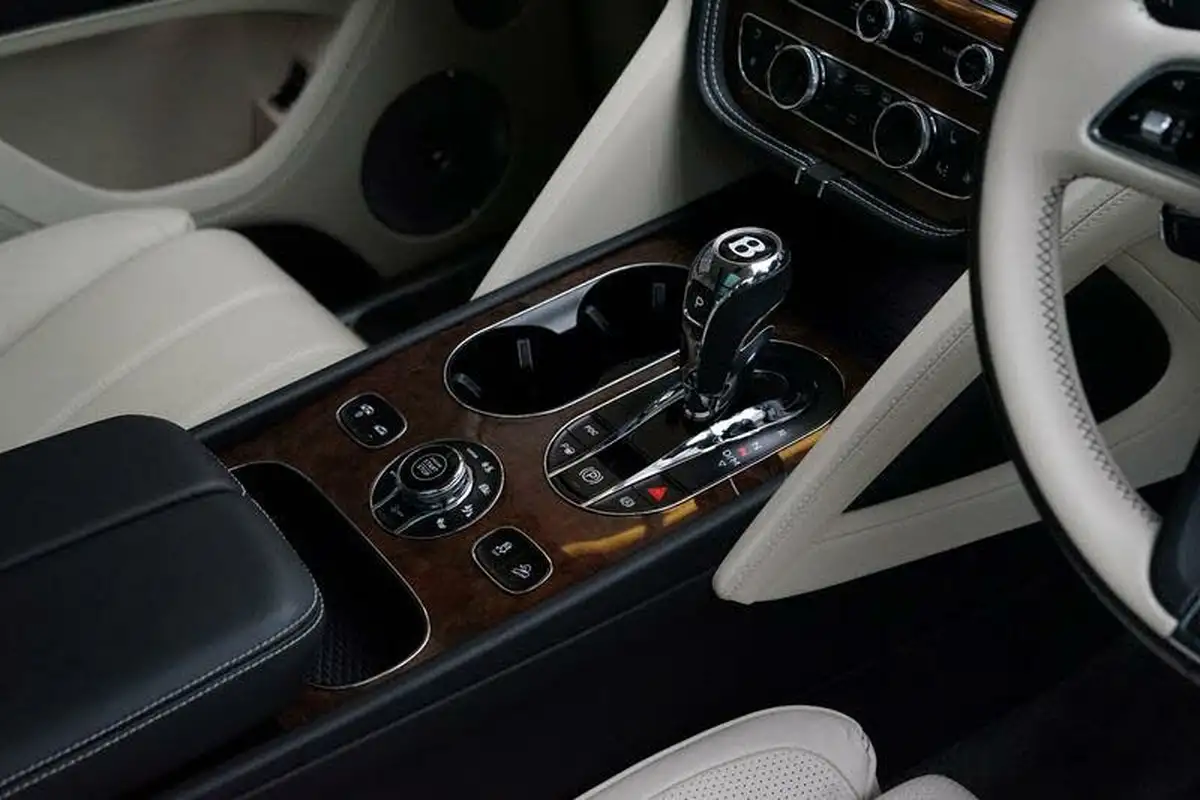 2019-bentley-bentayga-40-v8-big-14