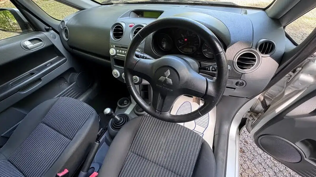 2008-mitsubishi-colt-15td-cz2-big-18