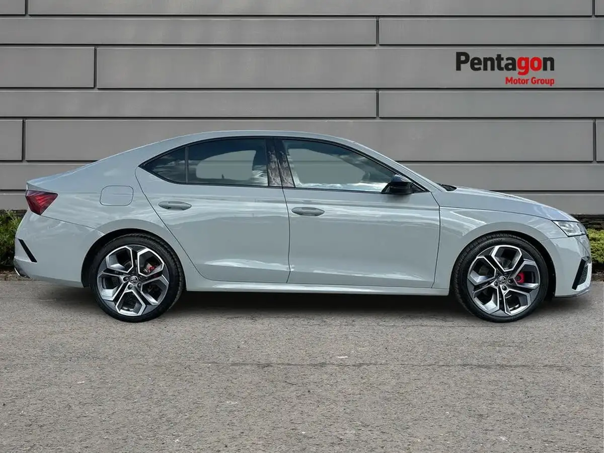 2021-skoda-octavia-20tdi-vrs-4x4-hatchback-big-13