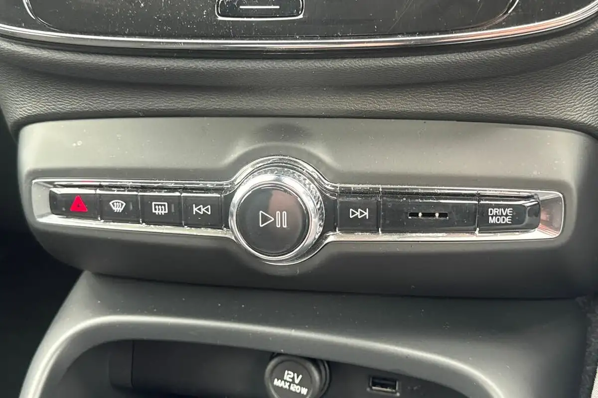 2021-volvo-xc40-15-t3-momentum-161bhp-big-13