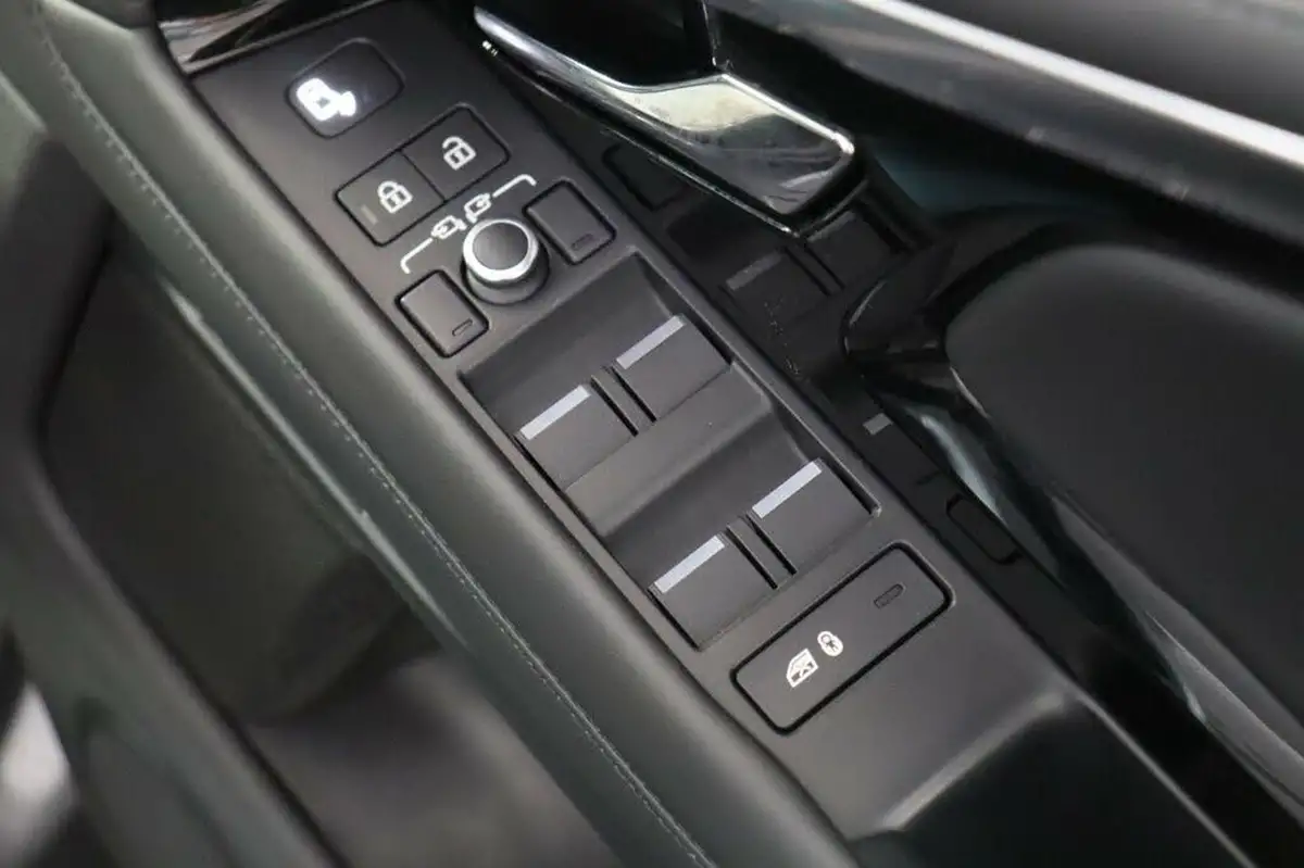 2022-land-rover-range-rover-evoque-15-p300e-r-dynamic-hse-big-23