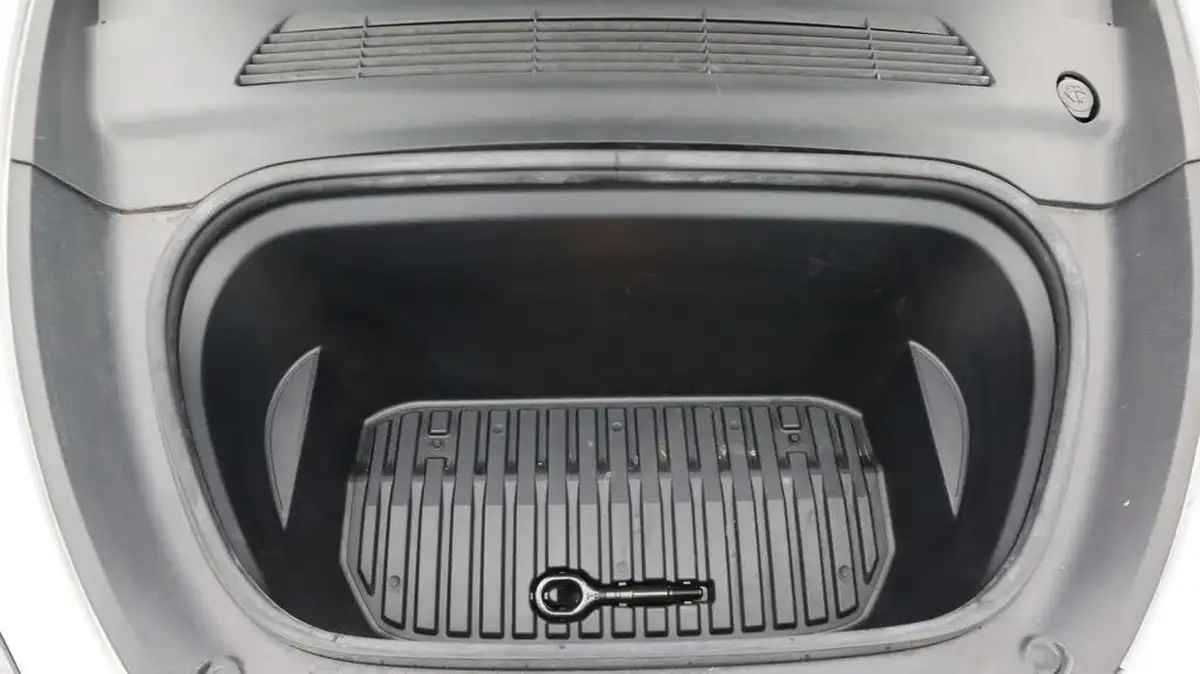 2022-tesla-model-y-e-long-range-big-19