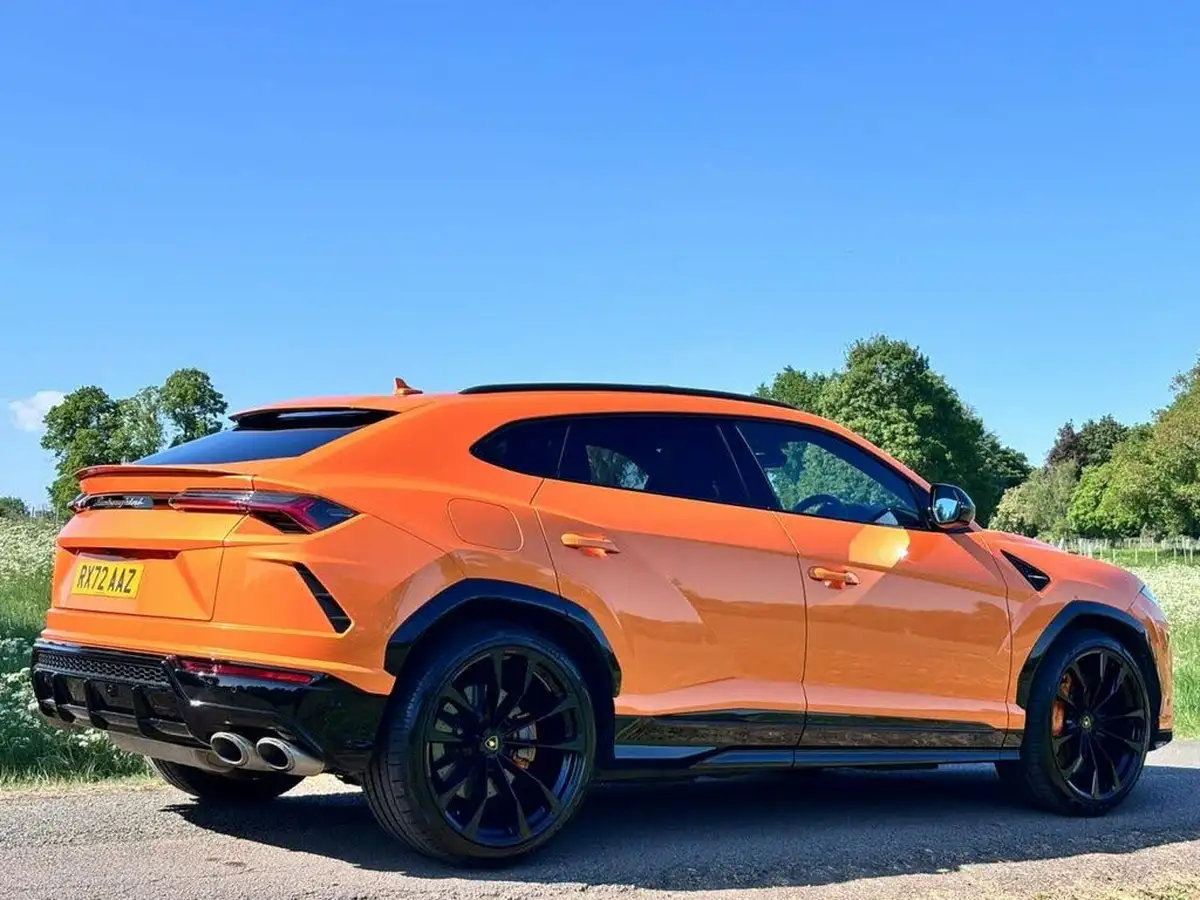 2023-lamborghini-urus-40-no-trim-big-7