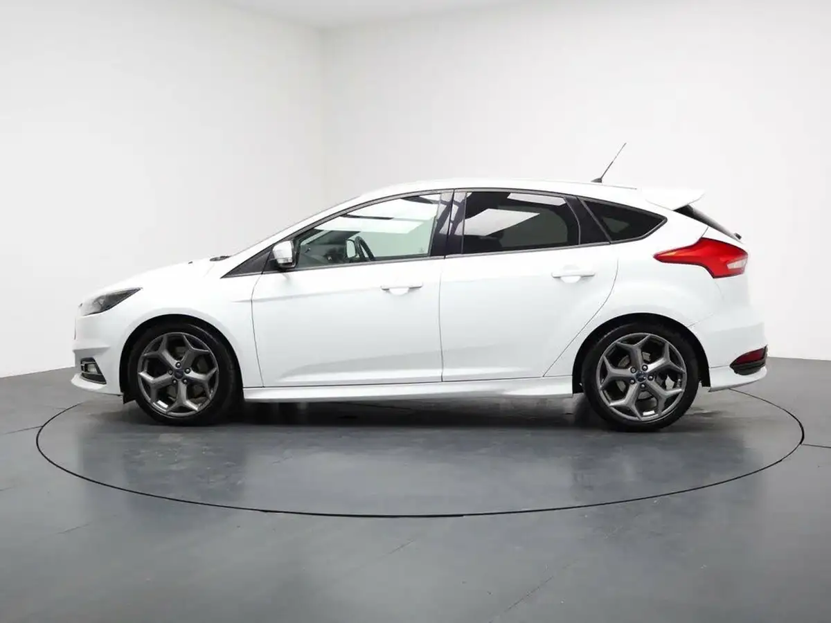 2015-ford-focus-20tdci-st2-hatchback-big-7