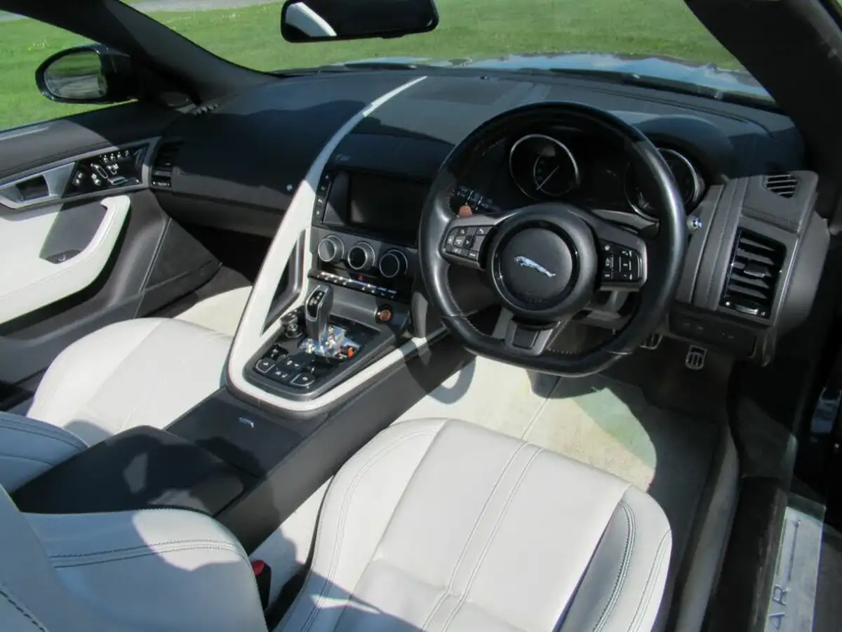 2014-jaguar-f-type-30-s-convertible-awd-quickshift-big-16