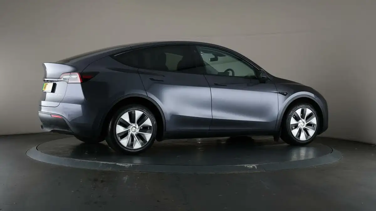 2022-tesla-model-y-e-long-range-big-62