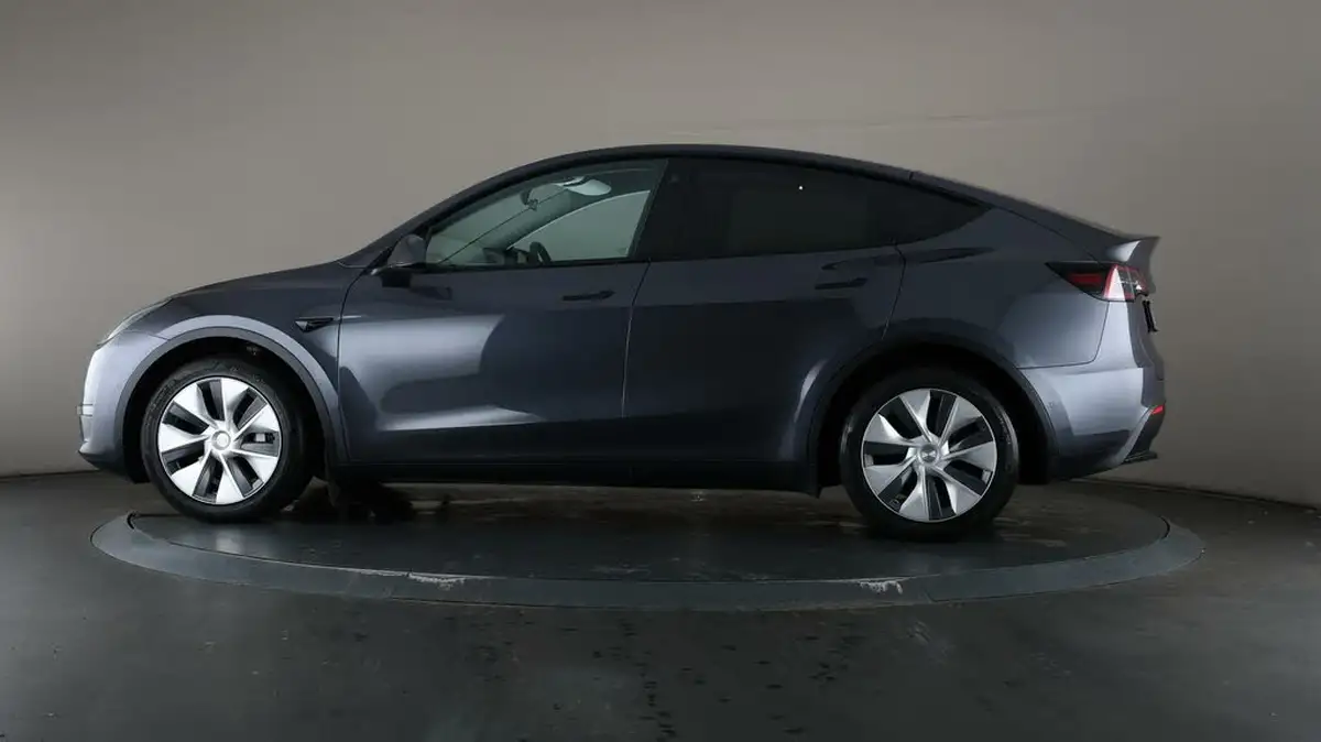 2022-tesla-model-y-e-long-range-big-34