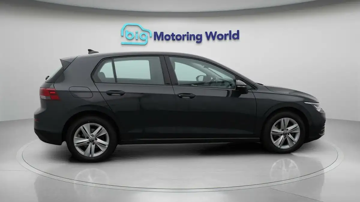 2022-volkswagen-golf-15-tsi-life-150ps-hatchback-big-8