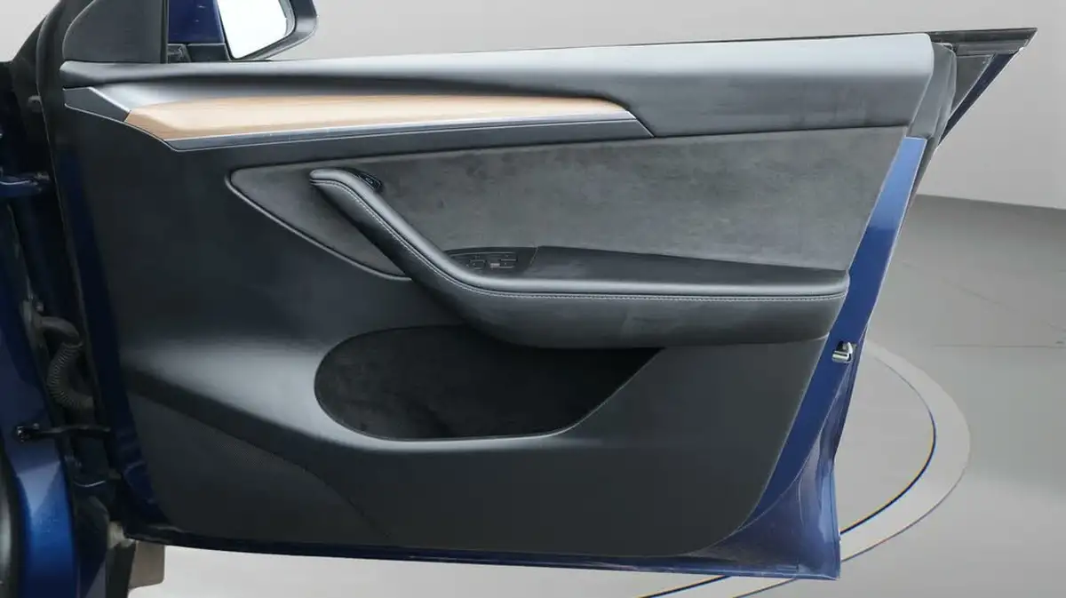 2022-tesla-model-y-e-long-range-big-15